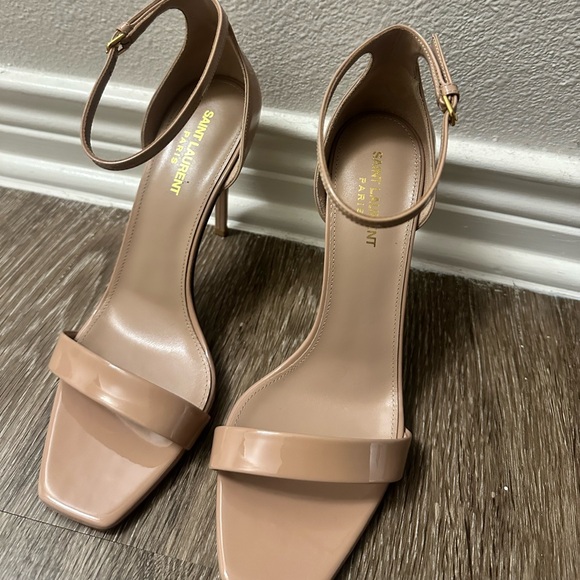 YSL AMBER SANDALS IN PATENT LEATHER
Nude - Picture 11 of 16